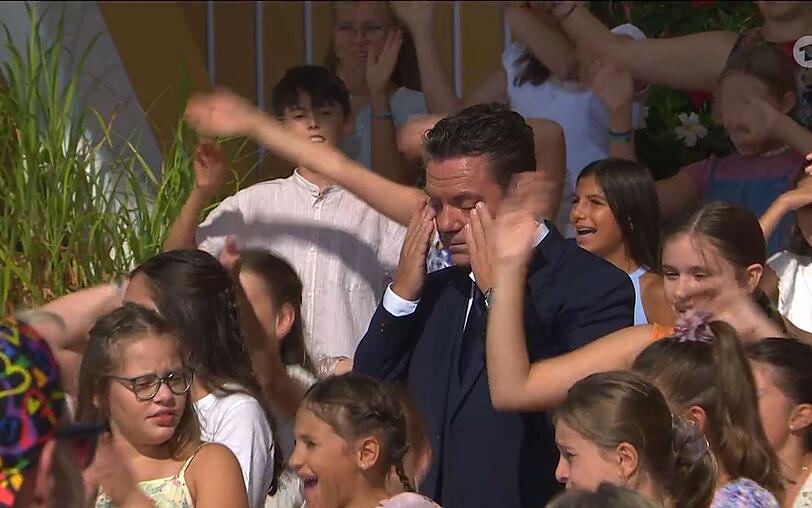 Die Kinder vom "Roten Mikrofon" widmen Stefan Mross ein Lied, welches den Moderator zu Tr&auml;nen r&uuml;hrt.