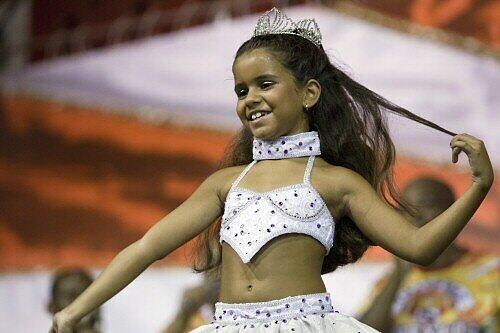 Die kleine Julia, die als "Samba-Königin" beim Karneval in Rio tanzen soll