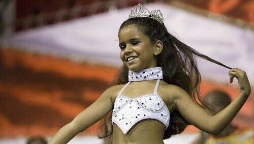 Die kleine Julia, die als "Samba-Königin" beim Karneval in Rio tanzen soll Die kleine Julia, die als "Samba-Königin" beim Karneval in Rio tanzen soll