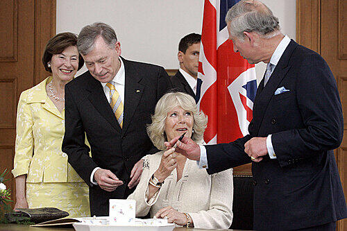 Camilla trägt sich bei dieser Gelegenheit ins Goldene Buch der Stadt Berlin ein.