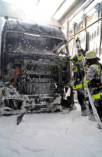 Rupert-Bodner-Straße:
Lkw-Brand auf einem Firmengelände in Aubing. Weithin sichtbar ist auf der Anfahrt der Einsatzkräfte die Rauchsäule, die aus der Unterfahrt einer Lagerhalle aufsteigt. Durch einen massiven Löscheinsatz mit Schaum kann ein Übergreifen der Flammen auf die Betriebsgebäude verhindert werden. Zwei Personen müssen mit Rauchgasvergiftungen in Krankenhäuser gebracht werden.