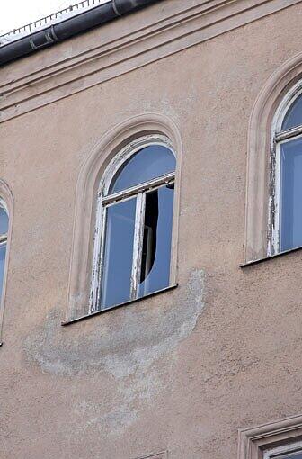 Das Fenster ist schon lange zerbrochen. "Arri hat sie nie gekümmert", sagt ein Ex-Mieter.