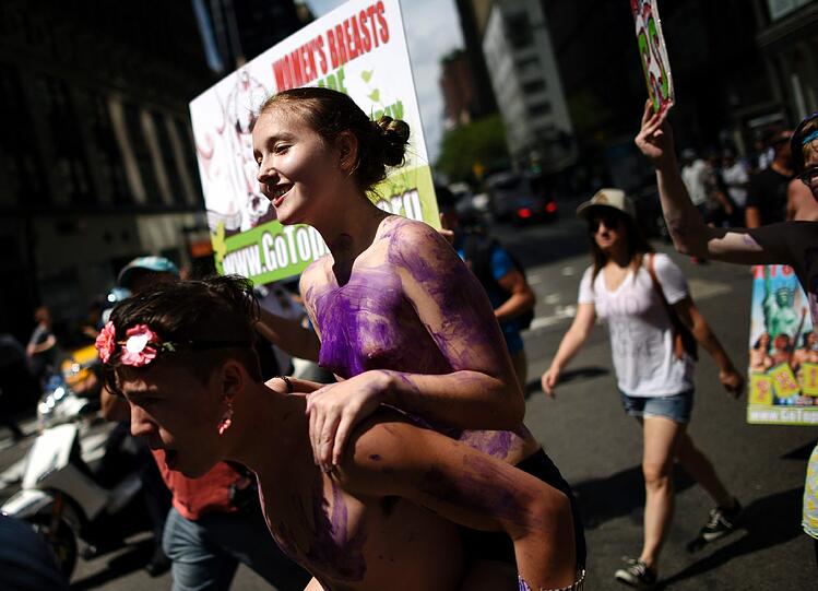 Mit nackten Brüsten vom Columbus Circle zum Bryant Park: Die Bilder vom "Go topless Day 2015" in New York.