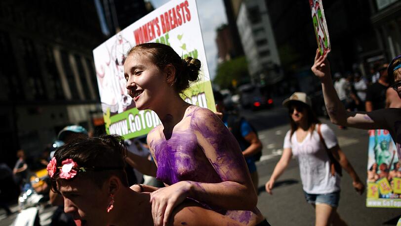 Mit nackten Brüsten vom Columbus Circle zum Bryant Park: Die Bilder vom "Go topless Day 2015" in New York. Mit nackten Brüsten vom Columbus Circle zum Bryant Park: Die Bilder vom "Go topless Day 2015" in New York.