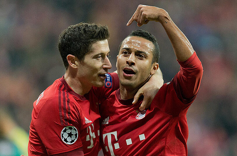 Bejubeln das 2:0 für den FC Bayern: Vorbereiter Thiago und Vollstrecker Lewandowski (links).