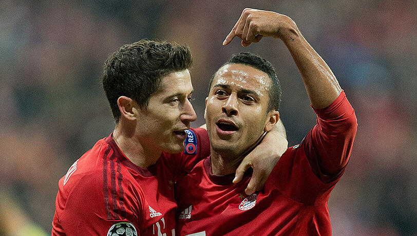 Bejubeln das 2:0 für den FC Bayern: Vorbereiter Thiago und Vollstrecker Lewandowski (links). Bejubeln das 2:0 für den FC Bayern: Vorbereiter Thiago und Vollstrecker Lewandowski (links).
