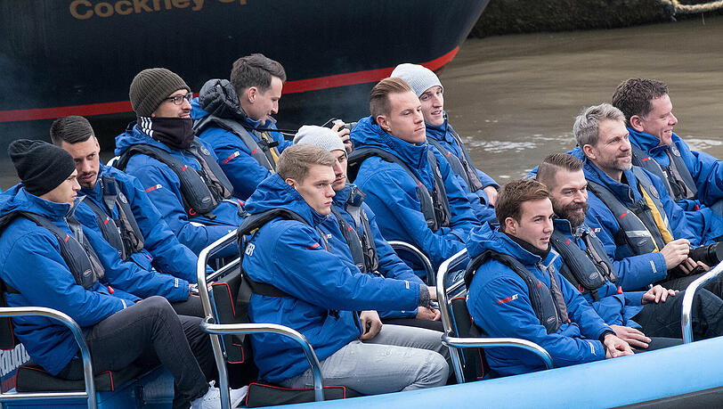 Mit dem Speedboat über die Themse: Die Nationalspieler von Trainer Löw. Mit dem Speedboat über die Themse: Die Nationalspieler von Trainer Löw.
