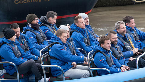 Mit dem Speedboat über die Themse: Die Nationalspieler von Trainer Löw.