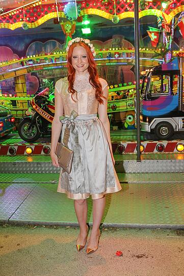 Bloß kein Bier drüber schütten! Model Barbara Meier erschien im vermutlich teuersten Dirndl der Wiesn-Saison zum Almauftrieb in Käfers Wiesn-Schänke.