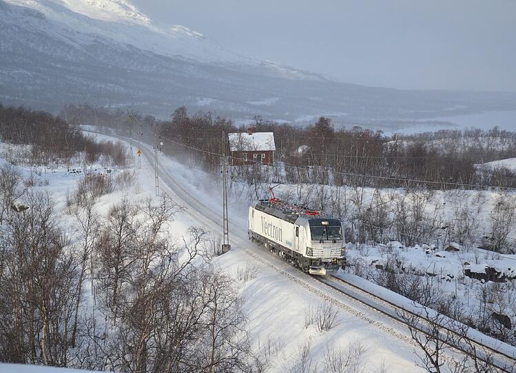 Siemens hat einen neuen Großauftrag an Land gezogen. 80 Lokomotiven vom Typ Vectron werden zukünftig in Allach für die finnische Staatsbahn gebaut. Spätestens 2026 soll die letzte Lok nach Finnland ausgeliefert werden.