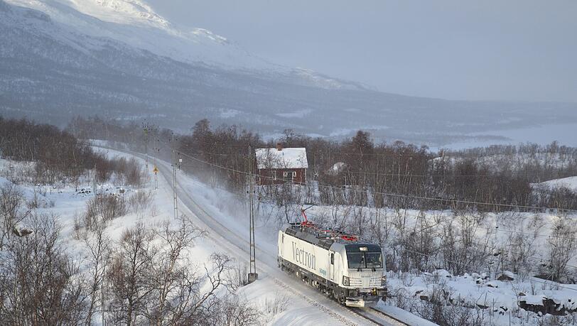 Siemens hat einen neuen Großauftrag an Land gezogen. 80 Lokomotiven vom Typ Vectron werden zukünftig in Allach für die finnische Staatsbahn gebaut. Spätestens 2026 soll die letzte Lok nach Finnland ausgeliefert werden.