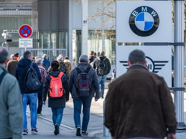 Das Archivfoto zeigt den Schichtwechsel im BMW-Werk im bayerischen Dingolfing.