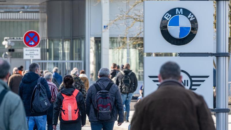 Das Archivfoto zeigt den Schichtwechsel im BMW-Werk im bayerischen Dingolfing.