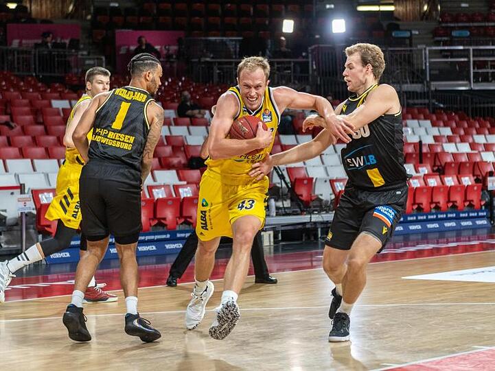 Luke Sikma (M) siegte mit Alba Berlin gegen Ludwigsburg.