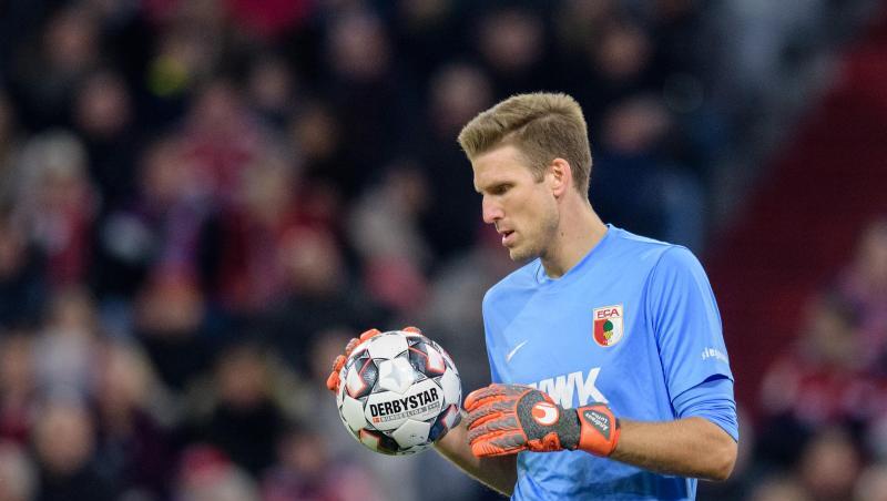 Torwart Andreas Luthe vom FC Augsburg hält den Ball in der Hand. Foto: Matthias Balk/Archiv Torwart Andreas Luthe vom FC Augsburg hält den Ball in der Hand. Foto: Matthias Balk/Archiv