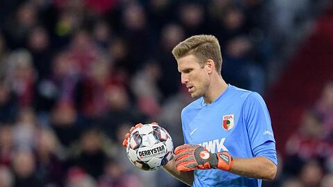 Torwart Andreas Luthe vom FC Augsburg hält den Ball in der Hand. Foto: Matthias Balk/Archiv