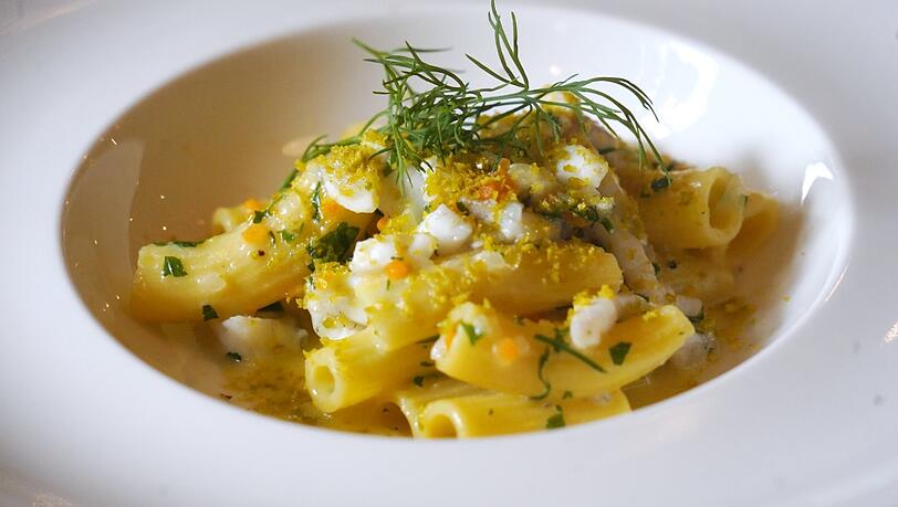 3. Gang: Makkaroni mit Wolfsbarsch-Ragout, Zitrone und Pistazien 3. Gang: Makkaroni mit Wolfsbarsch-Ragout, Zitrone und Pistazien