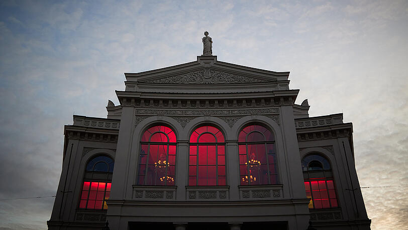 Das Gärtnerplatztheater mit feuerroter Innenbeleuchtung – ein Protest gegen die Zwangsschließung im Corona-Lockdown.