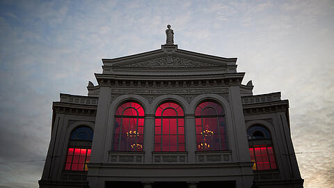 Das Gärtnerplatztheater mit feuerroter Innenbeleuchtung – ein Protest gegen die Zwangsschließung im Corona-Lockdown.