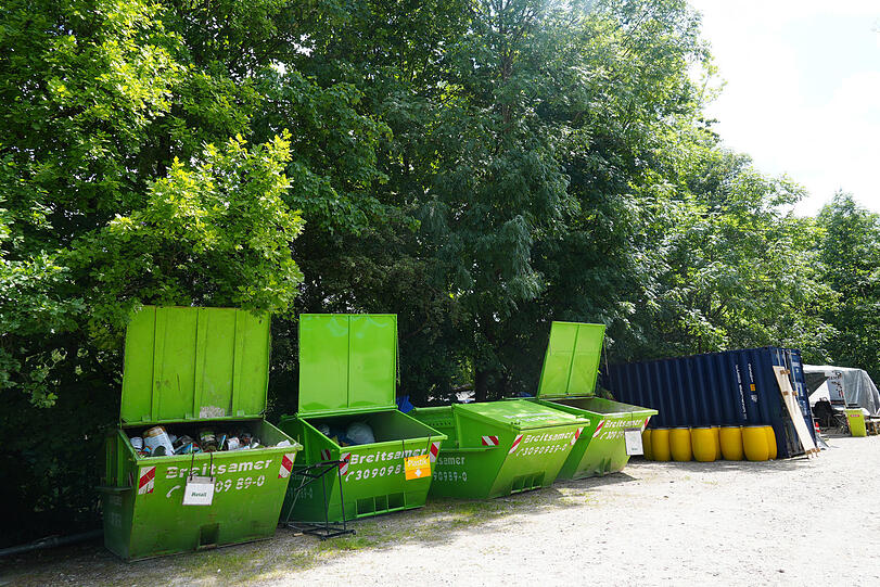 Am Rande des Tollwood-Geländes gibt es einen eigenen Wertstoffhof. Hier trennen die Gastronomen ihr Plastik und anderes.