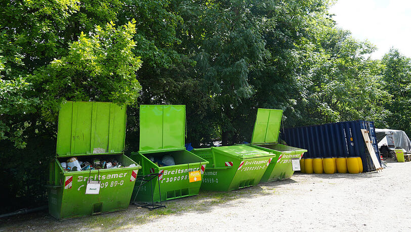 Am Rande des Tollwood-Geländes gibt es einen eigenen Wertstoffhof. Hier trennen die Gastronomen ihr Plastik und anderes. Am Rande des Tollwood-Geländes gibt es einen eigenen Wertstoffhof. Hier trennen die Gastronomen ihr Plastik und anderes.