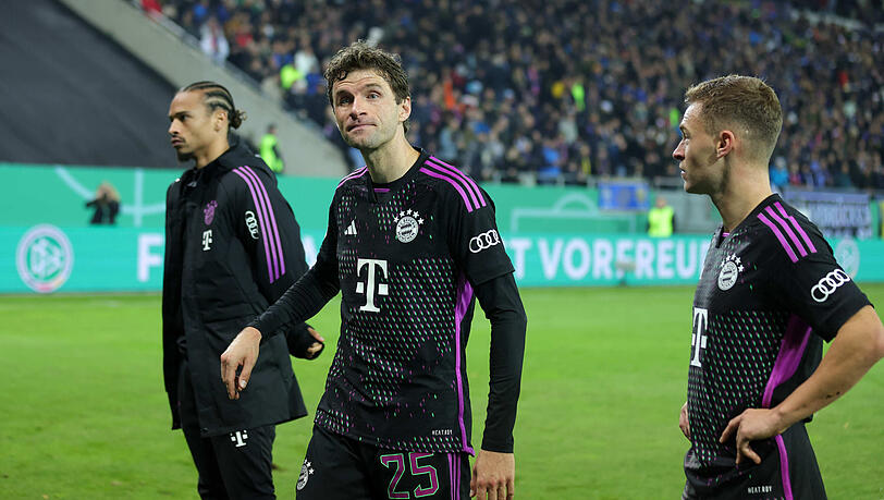 Entsetzte Blicke: Der FC Bayern verliert in Saarbrücken mit 1:2 und scheidet aus dem DFB-Pokal aus. Entsetzte Blicke: Der FC Bayern verliert in Saarbrücken mit 1:2 und scheidet aus dem DFB-Pokal aus.