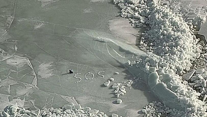 SOS auf dem Eis: Nach dem Einbruch ihres Zeltes ins Eis retten sich zwei Camper mit M&uuml;he und werden nach f&uuml;nf Stunden per Hubschrauber geborgen.