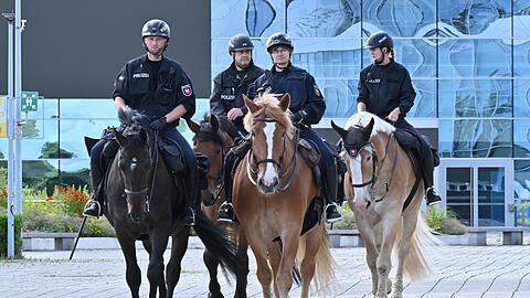 Polizei ist mit Pferden, Wasserwerfern und einer Reihe von Spezialteams im Einsatz.