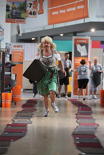 Kanditat(in) Selma bestach einmal mehr in einem extravaganten Sport-Outfit. Selma: "Ein Dirndl, passend zum Frühlingsvolksfest in Nürnberg."