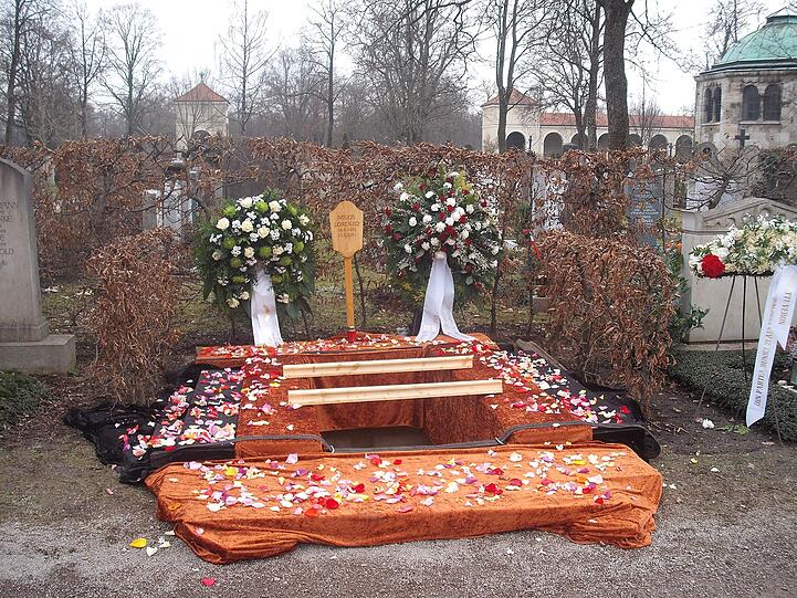 Der 17-jährige Lorenzo M., der in Fulda bei Autokauf erschossen wurde, findet seine Ruhe am Münchner Nordfriedhof. Die Bilder von der Beisetzung.