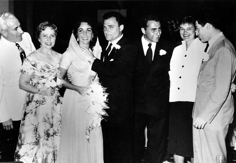 ...mit dem Filmproduzenten Michael Todd verlobt war. Am 26. Februar 1957 wurde ihre zweite Ehe geschieden, nur eine Woche später, am 2. Februar des selben Jahres, heiratete sie Ehemann Nummer drei, Michael Todd. Mit ihm bekam sie Tochter Elizabeth "Liza" Frances. Doch bereits ein Jahr später verunglückte Todd mit seinem Privatflugzeug ("Liz"). Elizabeth Taylor wäre jedoch nicht Elizabeth Taylor, wäre sie nach Todds Tod lange allein geblieben... im Folgejahr heiratete sie Todds engsten Freund...