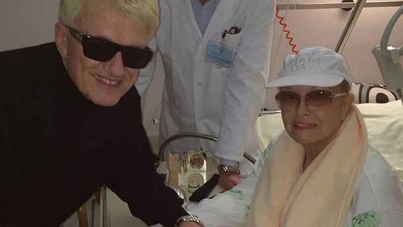 Heino schneidet seine Geburtstagstorte an Heino schneidet seine Geburtstagstorte an