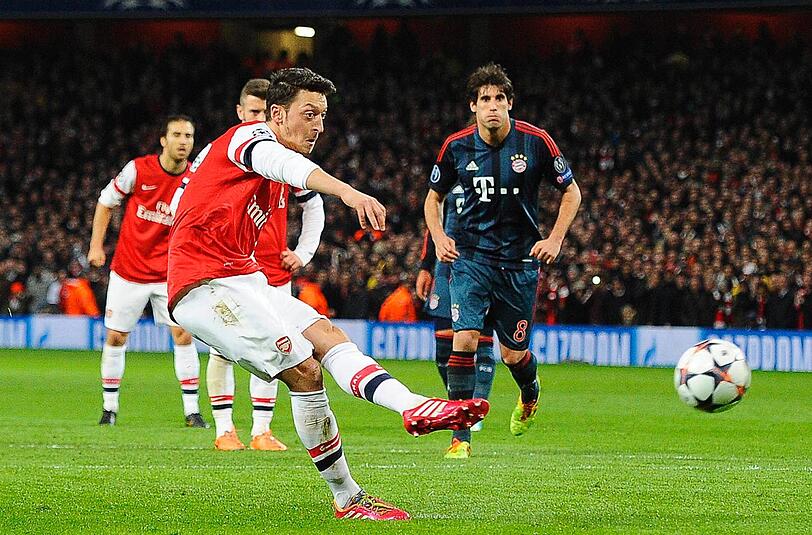 Elfmeter für den FC Arsenal im Achtelfinal-Hinspiel der Champions League gegen den FC Bayern München: Mesut Özil schießt, doch Manuel Neuer (nicht im Bild) hält.