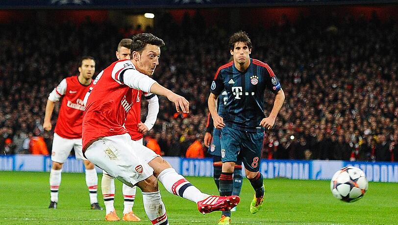 Elfmeter für den FC Arsenal im Achtelfinal-Hinspiel der Champions League gegen den FC Bayern München: Mesut Özil schießt, doch Manuel Neuer (nicht im Bild) hält. Elfmeter für den FC Arsenal im Achtelfinal-Hinspiel der Champions League gegen den FC Bayern München: Mesut Özil schießt, doch Manuel Neuer (nicht im Bild) hält.