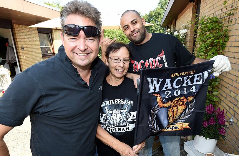 Die Vorbereitungen laufen auf Hochtouren. Am Donnerstag beginnt das legendäre Heavy-Metal-Festival in Wacken - bereits zum 25. Mal. Die ersten Metal-Fans sind auch schon da. Die ersten Bilder von Wacken 2014!