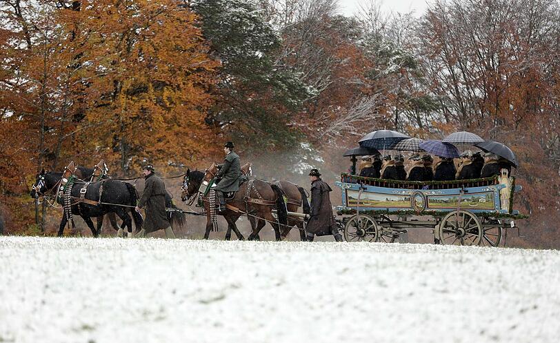 Leonhardiritt: Krasser Unfall bei der traditionellen Leonhardifahrt! Pferde sind im Schnee ausgerutscht und ein Truhenwagen ist umgefallen. Frauen wurden verletzt.