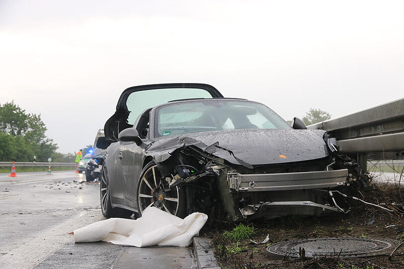 Völlig demoliert kam der Porsche an der Leitplanke zum Stehen.