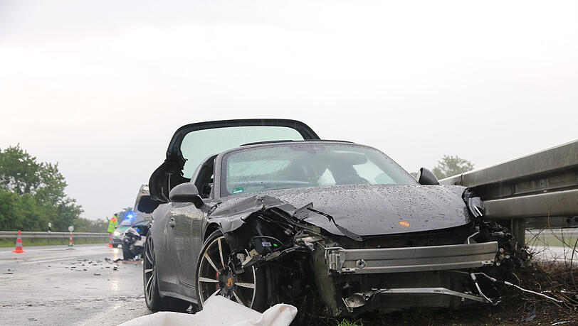 Völlig demoliert kam der Porsche an der Leitplanke zum Stehen. Völlig demoliert kam der Porsche an der Leitplanke zum Stehen.