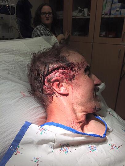 Im Krankenhaus wurde die Wunden des Amerikaners versorgt. Natürlich musste auch dieser Schritt mit einem Foto festgehalten werden.