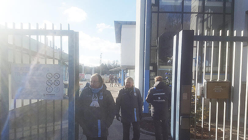 Ordner am Haupteingang zum Löwen-Gelände an der Grünwalder Straße. Ordner am Haupteingang zum Löwen-Gelände an der Grünwalder Straße.