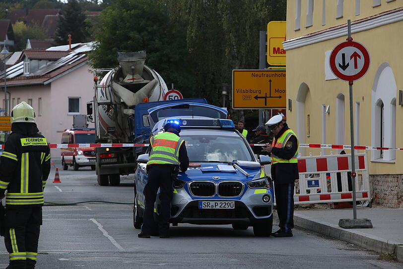 Polizei und Feuerwehr sperrten die Unfallstelle.
