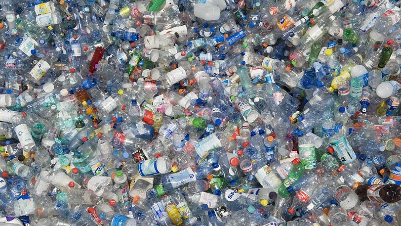 Aufgrund des hohen Recycling-Aufwands sind Plastikflaschen bei weitem nicht so umweltfreundlich wie wiederbefüllbare Glasflaschen. (Symbolbild)