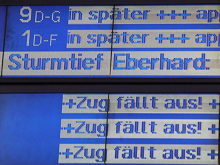 Nach Sturmtief "Eberhard" mussten Bahnreisende in Nordrhein-Westfalen am Montag weiter mit Einschränkungen, Ausfällen und verspäteten Zügen rechnen.