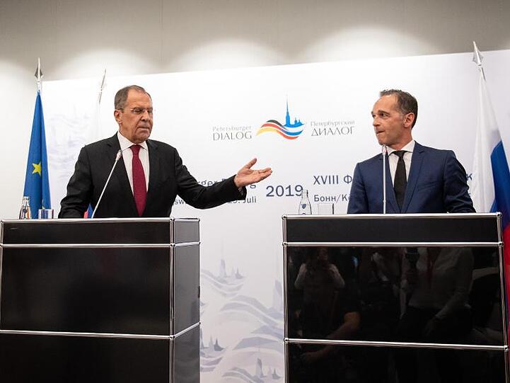 Heiko Maas (r) und sein russischer Kollege Sergej Lawrow wollen den Friedensprozess in der umkämpften Ost-Ukraine wieder in Gang bringen.