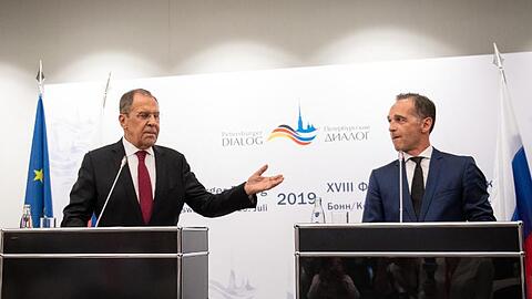Heiko Maas (r) und sein russischer Kollege Sergej Lawrow wollen den Friedensprozess in der umkämpften Ost-Ukraine wieder in Gang bringen.