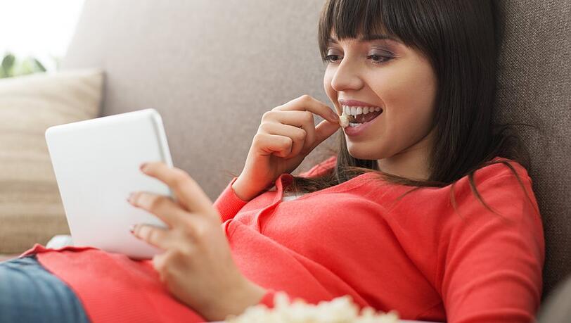 Streaming auf dem Tablet statt dem 4K-Fernseher spart Energiekosten - beim Anbieter und den Verbrauchern.