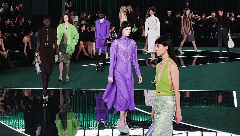 Gucci präsentierte in der Fashion-Show für Herbst-/Winter 2025/26 verschiedene Entwürfe in kräftigem Lila.