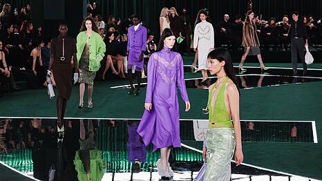 Gucci präsentierte in der Fashion-Show für Herbst-/Winter 2025/26 verschiedene Entwürfe in kräftigem Lila.
