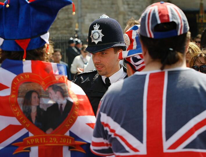 Ein Fahnenmeer, geschminkte Gesichter, jubelnde Menschenmassen: So feiert das Volk die Hochzeit von Kate und William. Die Bilder.