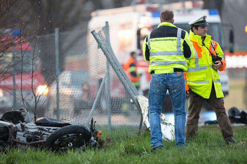 Weil ein Autofahrer (84) ein Motorrad übersehen hat, kommt es bei Ainring zu einem schweren Verkehrsunfall. Der Motorradfahrer wird schwer verletzt, seine Sozia, eine 20-jährige Schülerin, stirbt.